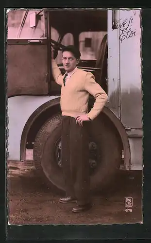 AK Junger Mann steht an einem Lastkraftwagen