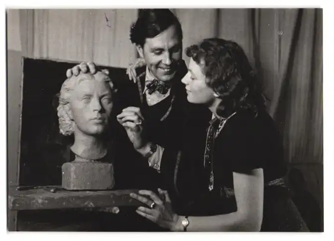 26 Fotografien Erna Wolff, München, Bildhauer bei der Arbeit im Atelier, Musikerin spielt Zither, Kunstmalerin & Gemälde 0