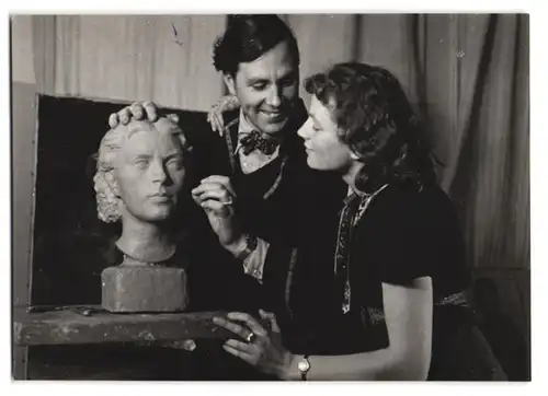 26 Fotografien Erna Wolff, München, Bildhauer bei der Arbeit im Atelier, Musikerin spielt Zither, Kunstmalerin & Gemälde