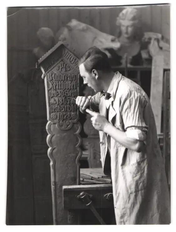 26 Fotografien Erna Wolff, München, Bildhauer bei der Arbeit im Atelier, Musikerin spielt Zither, Kunstmalerin & Gemälde 11