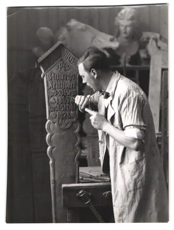 26 Fotografien Erna Wolff, München, Bildhauer bei der Arbeit im Atelier, Musikerin spielt Zither, Kunstmalerin & Gemälde 11