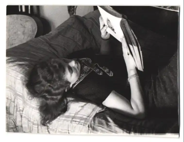 26 Fotografien Erna Wolff, München, Bildhauer bei der Arbeit im Atelier, Musikerin spielt Zither, Kunstmalerin & Gemälde 14