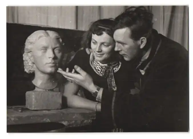 26 Fotografien Erna Wolff, München, Bildhauer bei der Arbeit im Atelier, Musikerin spielt Zither, Kunstmalerin & Gemälde 15