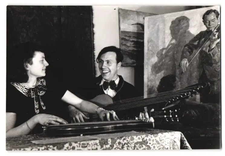 26 Fotografien Erna Wolff, München, Bildhauer bei der Arbeit im Atelier, Musikerin spielt Zither, Kunstmalerin & Gemälde 16