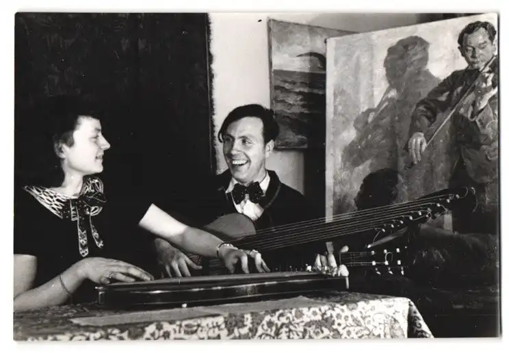 26 Fotografien Erna Wolff, München, Bildhauer bei der Arbeit im Atelier, Musikerin spielt Zither, Kunstmalerin & Gemälde 16