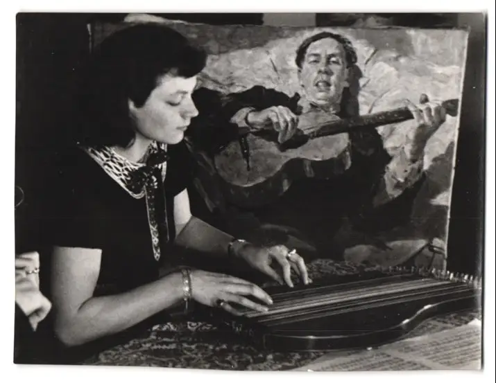 26 Fotografien Erna Wolff, München, Bildhauer bei der Arbeit im Atelier, Musikerin spielt Zither, Kunstmalerin & Gemälde 17
