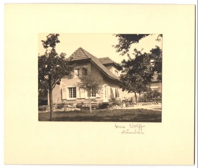 26 Fotografien Erna Wolff, München, Bildhauer bei der Arbeit im Atelier, Musikerin spielt Zither, Kunstmalerin & Gemälde 23
