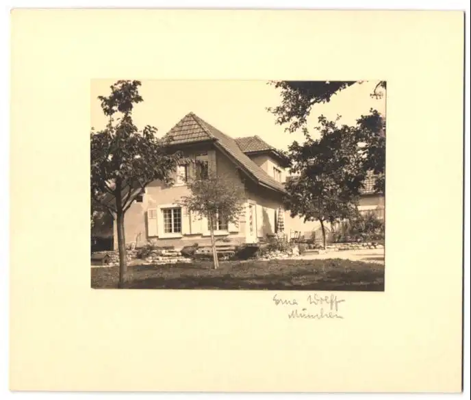 26 Fotografien Erna Wolff, München, Bildhauer bei der Arbeit im Atelier, Musikerin spielt Zither, Kunstmalerin & Gemälde 23