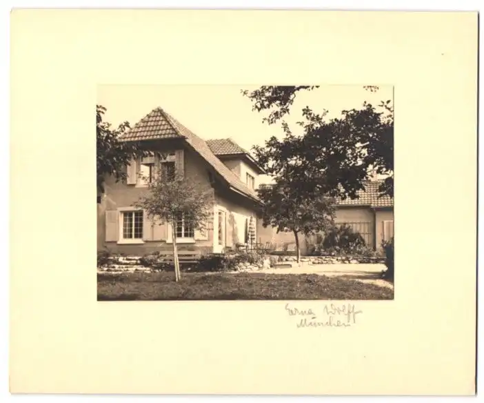 26 Fotografien Erna Wolff, München, Bildhauer bei der Arbeit im Atelier, Musikerin spielt Zither, Kunstmalerin & Gemälde 25