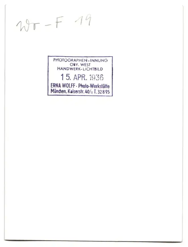 26 Fotografien Erna Wolff, München, Bildhauer bei der Arbeit im Atelier, Musikerin spielt Zither, Kunstmalerin & Gemälde 26