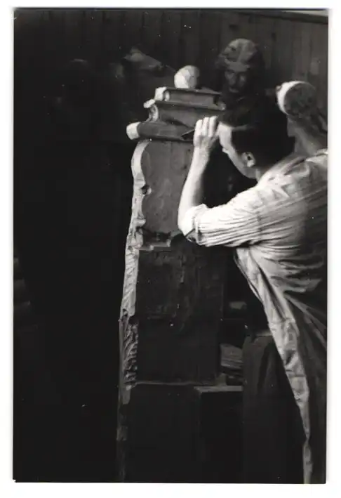 26 Fotografien Erna Wolff, München, Bildhauer bei der Arbeit im Atelier, Musikerin spielt Zither, Kunstmalerin & Gemälde 3