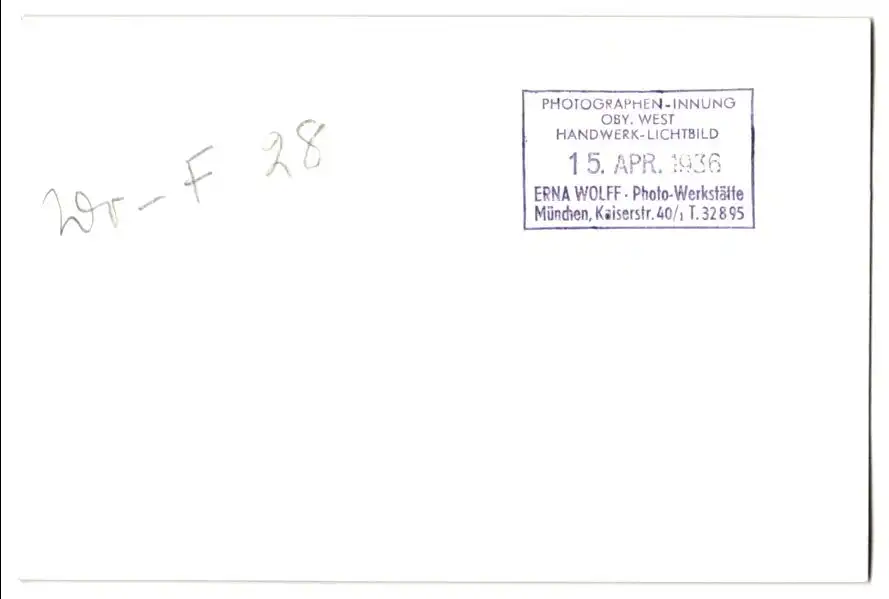 26 Fotografien Erna Wolff, München, Bildhauer bei der Arbeit im Atelier, Musikerin spielt Zither, Kunstmalerin & Gemälde 34