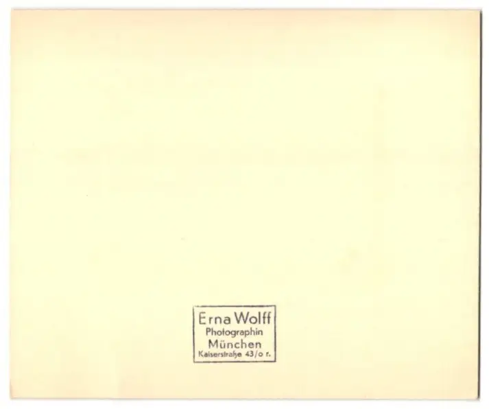 26 Fotografien Erna Wolff, München, Bildhauer bei der Arbeit im Atelier, Musikerin spielt Zither, Kunstmalerin & Gemälde 37