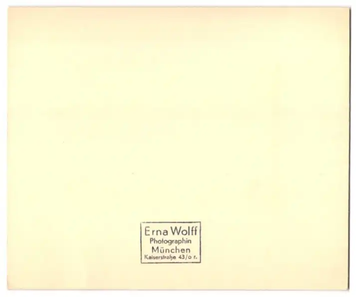 26 Fotografien Erna Wolff, München, Bildhauer bei der Arbeit im Atelier, Musikerin spielt Zither, Kunstmalerin & Gemälde 37