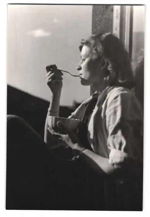 26 Fotografien Erna Wolff, München, Bildhauer bei der Arbeit im Atelier, Musikerin spielt Zither, Kunstmalerin & Gemälde 4