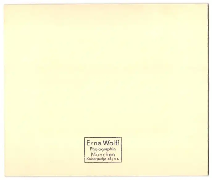 26 Fotografien Erna Wolff, München, Bildhauer bei der Arbeit im Atelier, Musikerin spielt Zither, Kunstmalerin & Gemälde 45