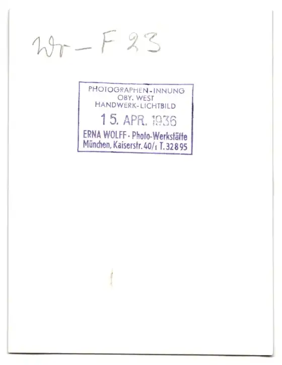 26 Fotografien Erna Wolff, München, Bildhauer bei der Arbeit im Atelier, Musikerin spielt Zither, Kunstmalerin & Gemälde 47