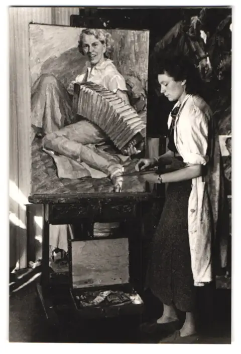 26 Fotografien Erna Wolff, München, Bildhauer bei der Arbeit im Atelier, Musikerin spielt Zither, Kunstmalerin & Gemälde 5