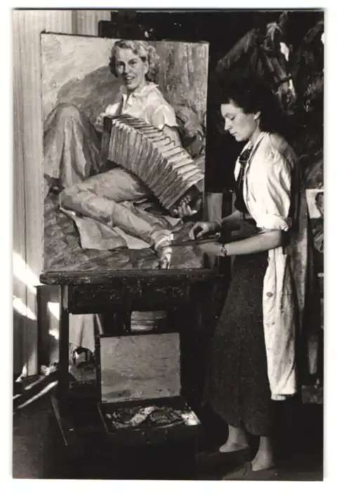 26 Fotografien Erna Wolff, München, Bildhauer bei der Arbeit im Atelier, Musikerin spielt Zither, Kunstmalerin & Gemälde 5