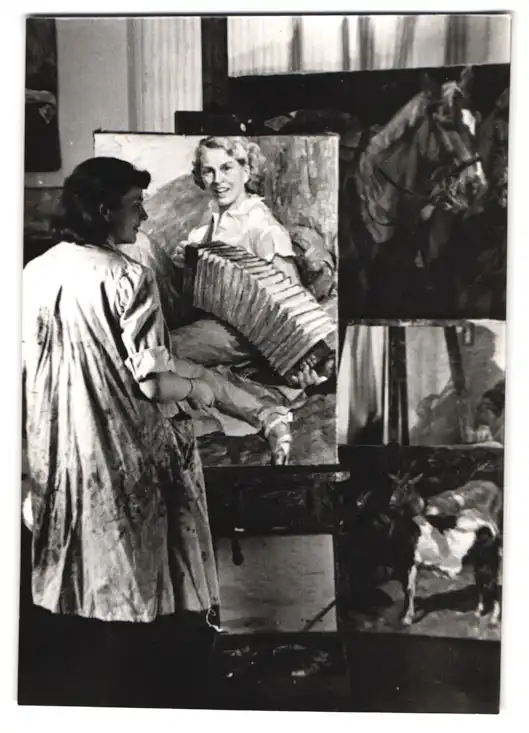 26 Fotografien Erna Wolff, München, Bildhauer bei der Arbeit im Atelier, Musikerin spielt Zither, Kunstmalerin & Gemälde 6