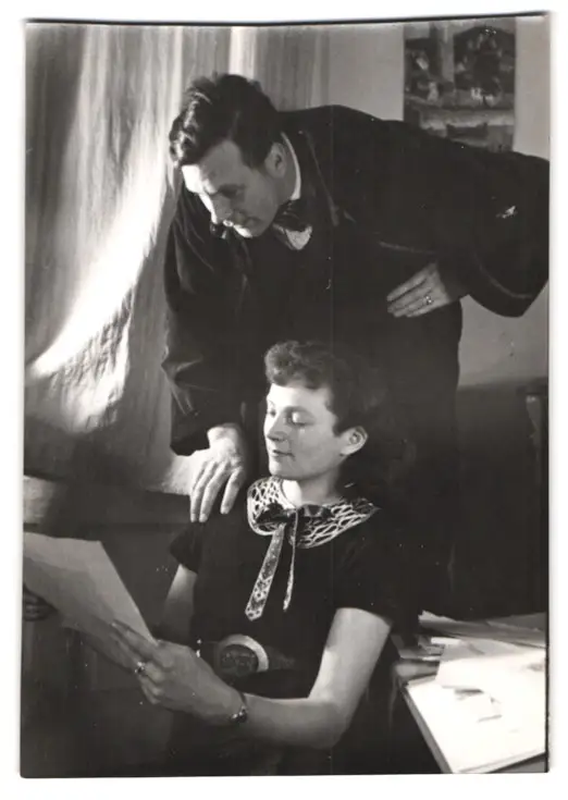 26 Fotografien Erna Wolff, München, Bildhauer bei der Arbeit im Atelier, Musikerin spielt Zither, Kunstmalerin & Gemälde 7