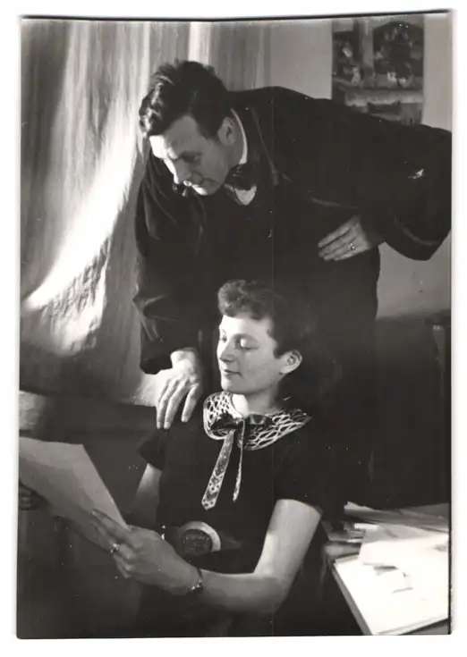 26 Fotografien Erna Wolff, München, Bildhauer bei der Arbeit im Atelier, Musikerin spielt Zither, Kunstmalerin & Gemälde 7