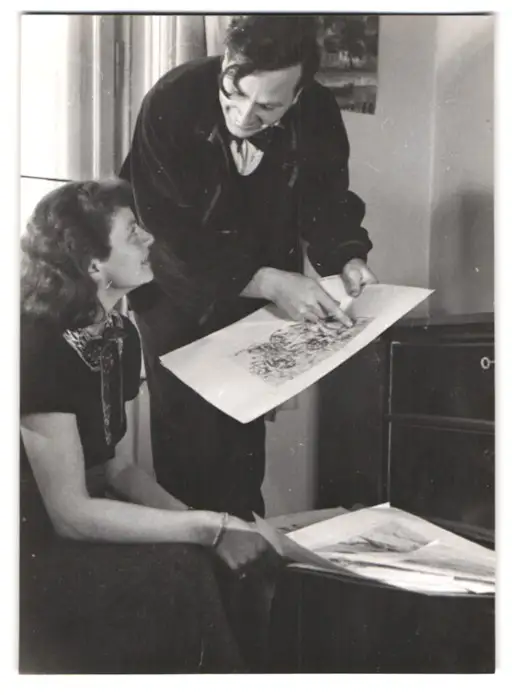 26 Fotografien Erna Wolff, München, Bildhauer bei der Arbeit im Atelier, Musikerin spielt Zither, Kunstmalerin & Gemälde 8
