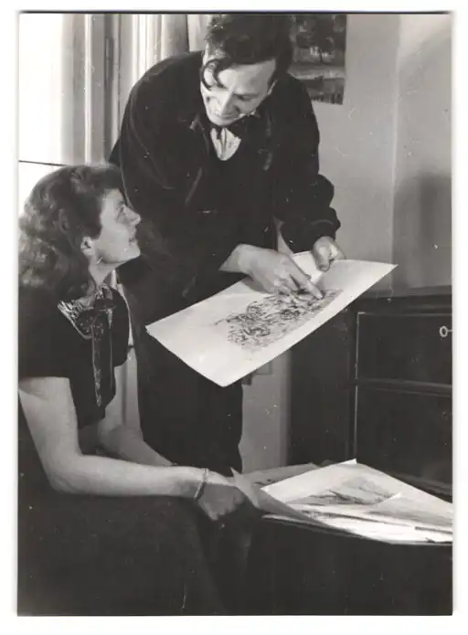 26 Fotografien Erna Wolff, München, Bildhauer bei der Arbeit im Atelier, Musikerin spielt Zither, Kunstmalerin & Gemälde 8