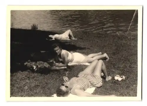 2 Fotografien Bademode, Damen geniessen ihr Sonnenbad im Bikini - Badeanzug