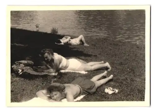 2 Fotografien Bademode, Damen geniessen ihr Sonnenbad im Bikini - Badeanzug
