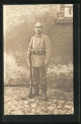 AK preussischer Soldat mit Pickelhaube in Feldgrau