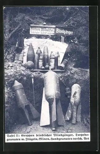 AK Gruppe feindlicher Blindgänger, Torpedogranate m. Flügeln, Minen, Handgranaten