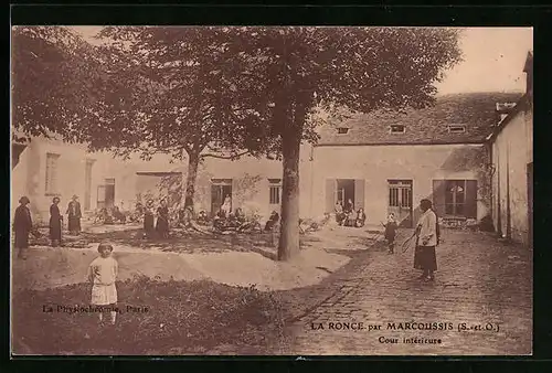 AK La Ronce, Cour intèrieure