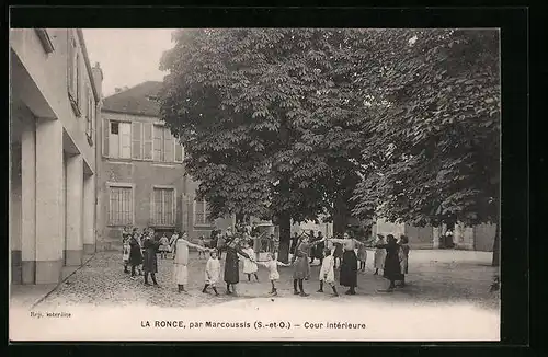 AK La Ronce, Cour intèrieure