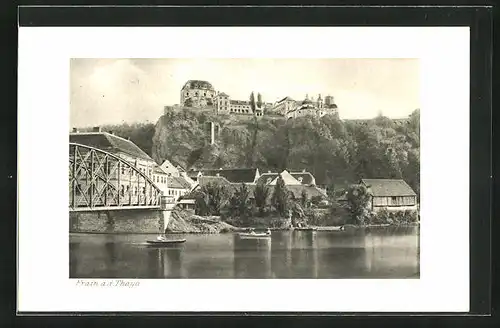 AK Frain a. d. Thaya, Ortspartie mit Brücke, Blick zum Schloss