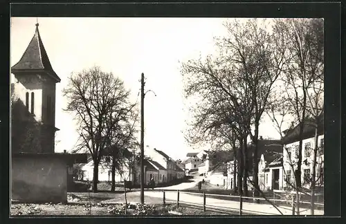 AK Skalice nad Svitavou, Strassenpartie mit Kirche