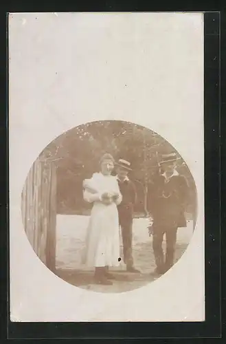 Foto-AK Junge Frau mit zwei Männern, Passepartout