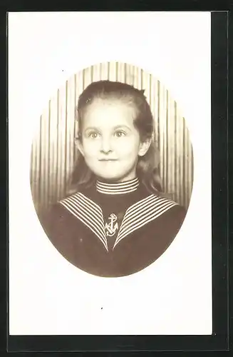 AK Kleines Mädchen im Matrosenanzug, Passepartout