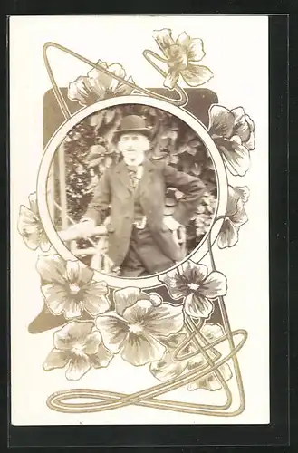 Foto-AK Mann im Anzug mit Hut, Passepartout