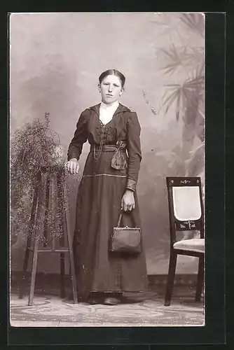 Foto-AK Frau im tollen Outfit mit Handtasche
