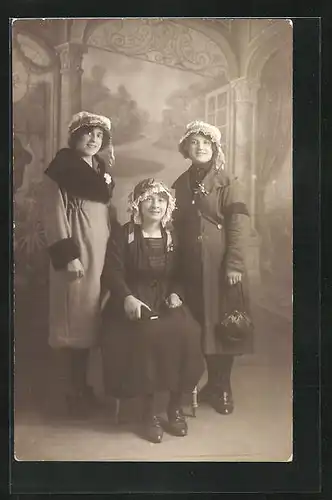 Foto-AK Dre Frauen in toller Kleidung in einer Studiokulisse