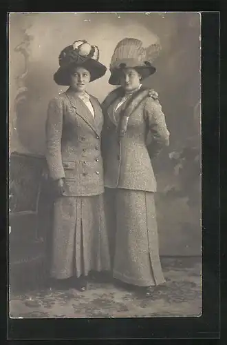 Foto-AK Zwei Frauen in toller Garderobe mit Hüten, Studiokulisse