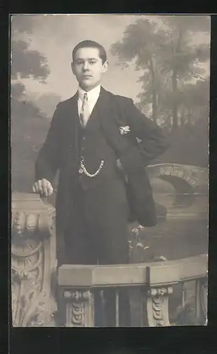 Foto-AK Porträt eines Mannes vor einer Studiokulisse