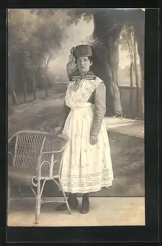 Foto-AK Junge Frau in Tracht an einem Sessel stehend