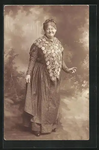 Foto-AK Ältere Frau in Tracht in einer Studiokulisse