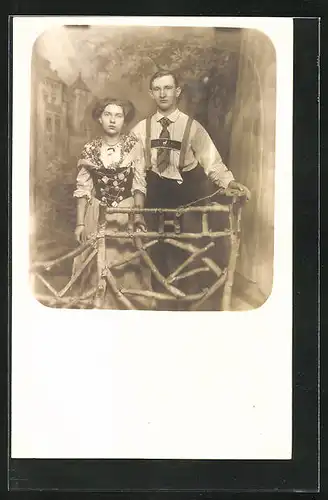 Foto-AK Junges Paar in Tracht in einer Studiokulisse