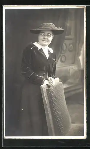 Foto-AK Ältere Frau mit Hut in einer Studiokulisse