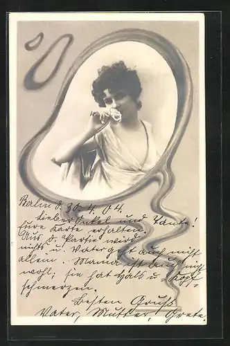 AK Junge Frau im Kleid an einer Blüte riechend