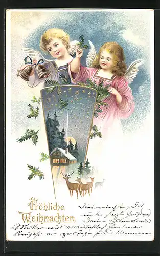 Präge-AK zwei Weihnachtsengel mit Glocken und Tannenzweigen, Waldbewohner und eingeschneites Haus