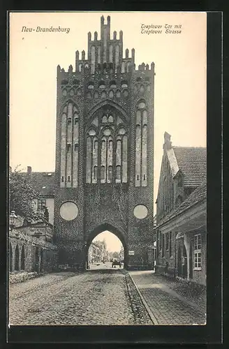 AK Neubrandenburg, Treptower Tor mit Treptower Strasse